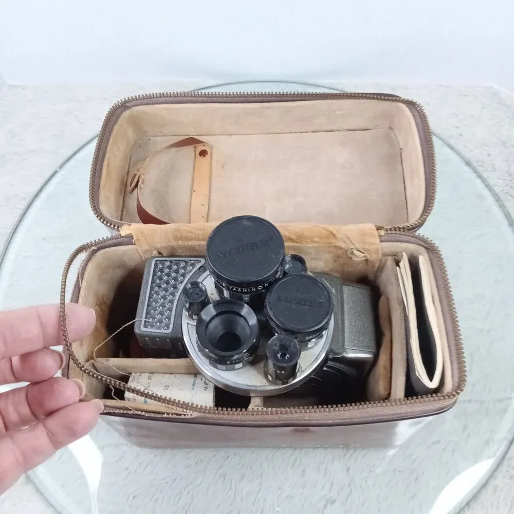 Vintage1950s/60s Yashica 8-E III 8mm wind-up movie camera complete w/ case